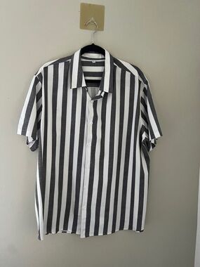 Men’s XL Gray White Vertical Stripe Short Sleeve Button Up Casual Shirt